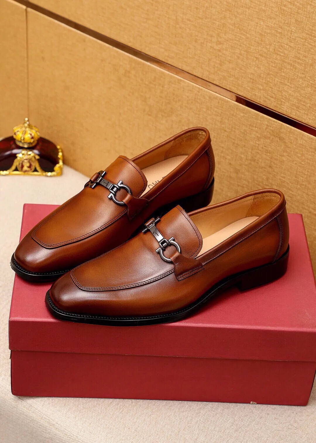 Men's shoes 💰460 💐 Product trademark: Ferragamo "Ferragamo" casual leather shoes Regular size: 38-44 (custom-made at 45.46.47🉑️) Product materials: Selected imported first-layer calfskin upper + original hardware buckle, imported water-dyed cow leather lining. Strong three-dimensional visual effect, combined outsole Color: 2⃣️colors available